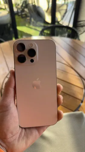 iPhone 16 Pro Max Titânio Deserto e Titânio Preto