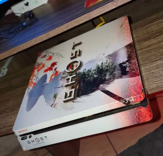 PlayStation 4 slim 1tb acompanha controle cabo HDMI e skin personalizado