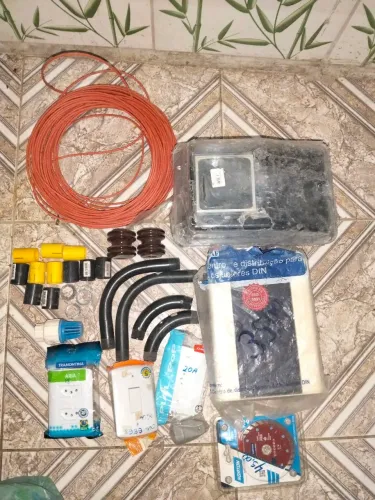 Material para Enstalação Elétrica, e Dois Basculante.