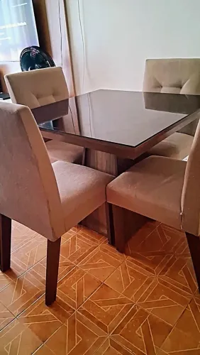 Mesa de Sala com 4 cadeiras em tecido sede. Linda!