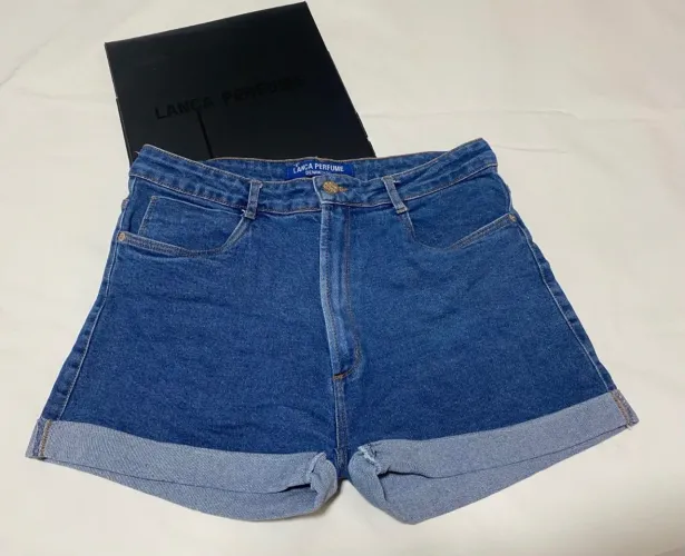Short jeans lança perfume TAM 46