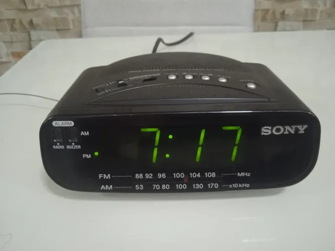 Rádio relógio Sony ICF-C212 funcionando