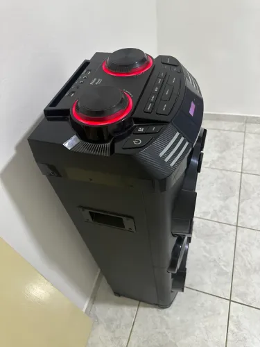 Caixa de som de alta potência Philco. 