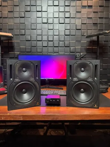 Kit Áudio Profissional - 2x Behringer Truth B2030P + Amplificador Fosi Audio TB10D