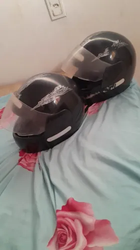 Vendo dois capacetes em excelente estado