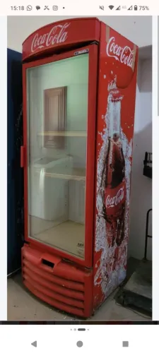 expositor da antártica e coca cola
