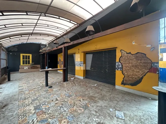 Loja em rua movimentada do Carmo