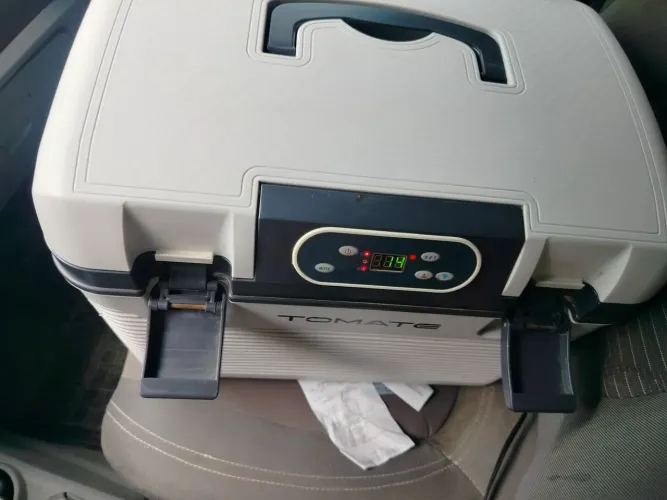 Mini geladeira portátil semi nova pra vender ou troca essa geladeira e só liga no carro