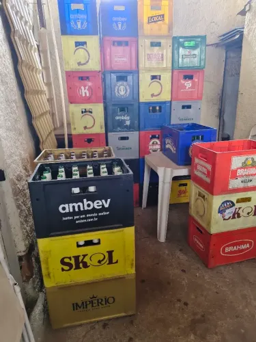 Caixas e vasilhame de cerveja para bar
