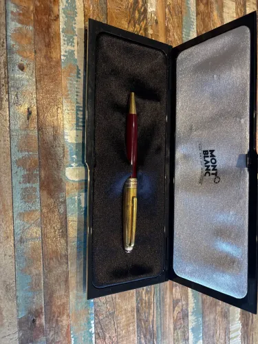 Caneta RARÍSSIMA Montblanc Meisterstück Solitaire Doué bordô com detalhes em dourado.