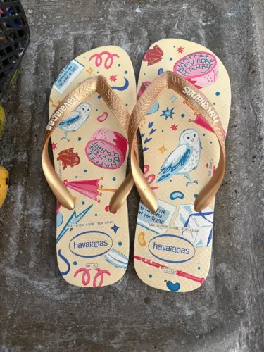 Vendo havaianas TAM 41/42 pouco tempo de uso n serviram no meu pé !