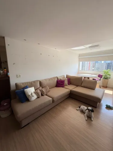 Sofa com chaise fixa bege com almofadas removiveis