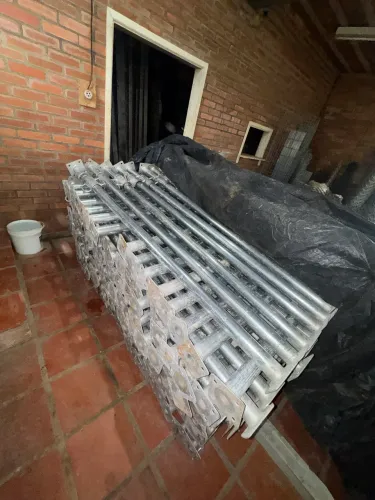 Vende-se escoras metálicas galvanizadas