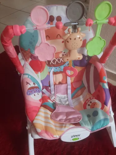 Cadeira de balanço para bebê (menina)