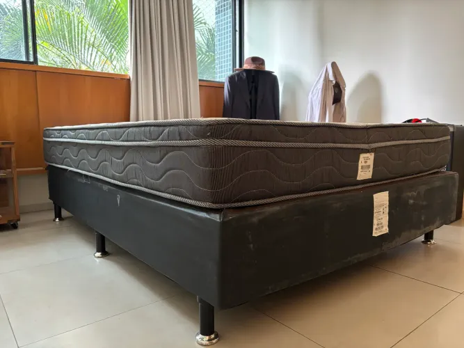 Box cama queen Tok Stok cinza chumbo + colchão Ortobom queen