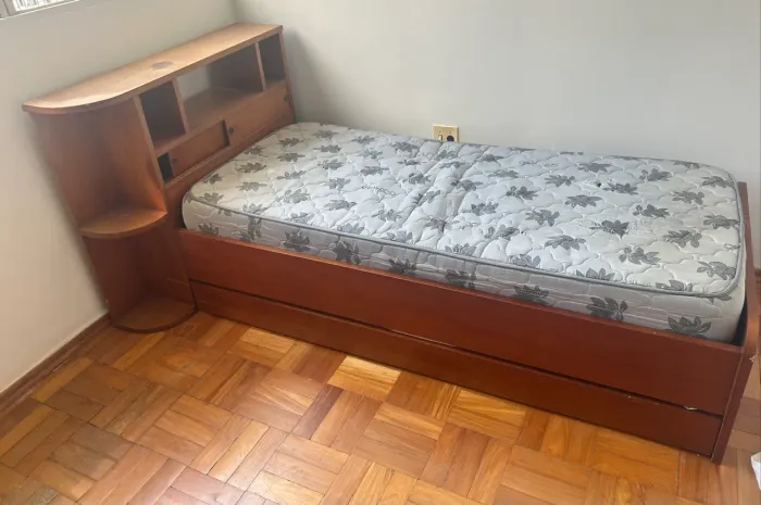 Cama dupla de solteiro com colchões