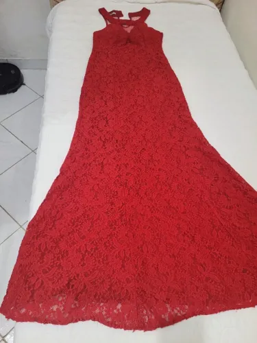 Vestido de festa vermelho com tule e renda grossa , com forró comprido e bojo, veste M