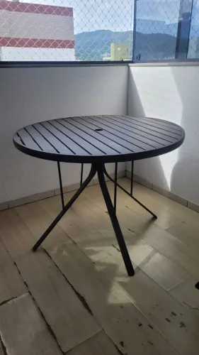 Mesa de alumínio para área externa