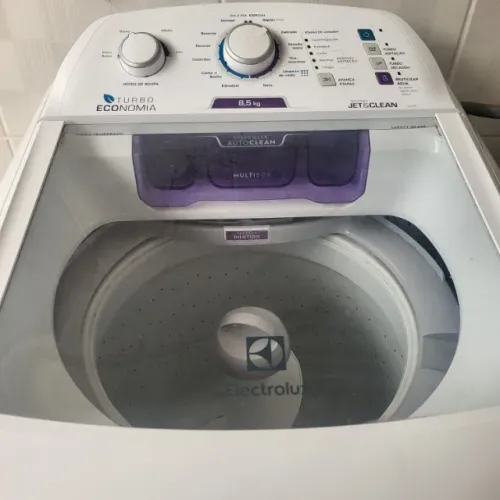 Máquina de lavar roupas, muito boa. Electrolux 8,5. Linda.