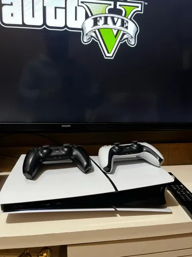 PS5 SLIM COM DOIS CONTROLES