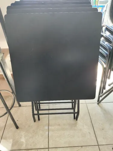 Mesa em MDF com base de ferro e com cadeira de plástico