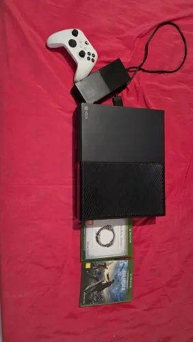 Xbox One 1tb 2018 + controle + dois jogos