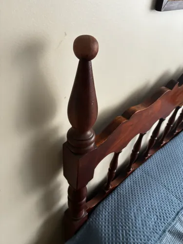 Cama de solteiro madeira maciça + mesa lateral