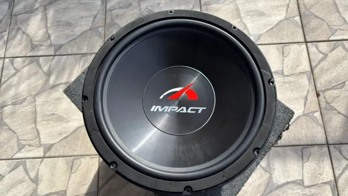 Subwoofer Hinor Impact Carbono 12?