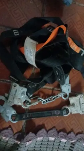 2 trava quedas, e um cinto de segurança para trabalhos em alturas 