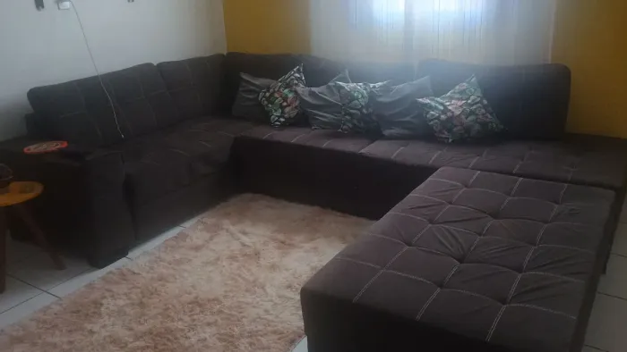Sofá modulado com almofadas acompada