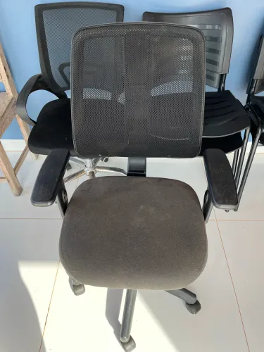 Cadeira de escritório ou para caixa com rodinhas