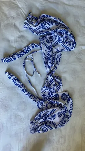 Cropped Estampado Azul e Branco Ciganinha / Ombro a Ombro - Amarração Ajustável