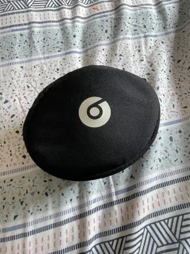Beats solo 1 ( funcionando bem bateria 36hrs)