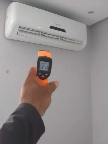 Técnico em refrigeração de ar condicionado 