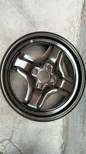 Uma roda aro 15 original da GM Onix 