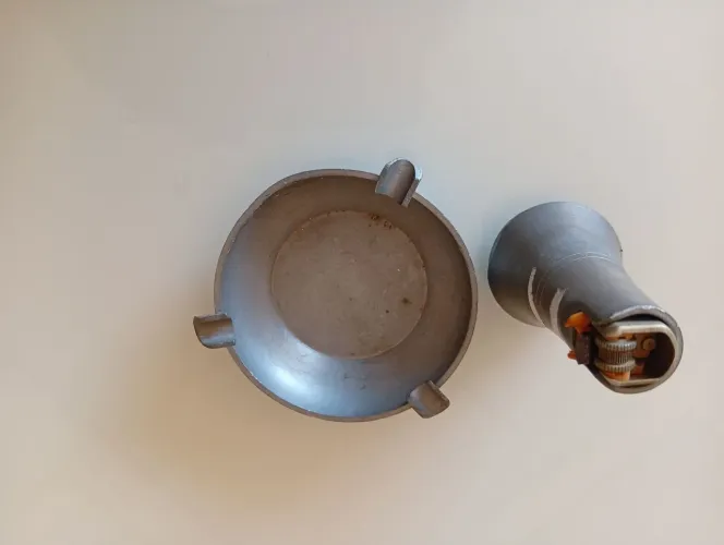 Isqueiro e cinzeiro de mesa em estanho 