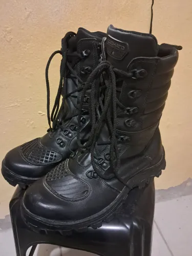 Bota coturno de motoqueiro