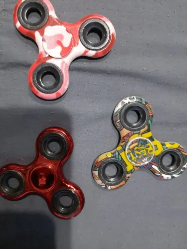 Vende-se 3 fidget spinner 