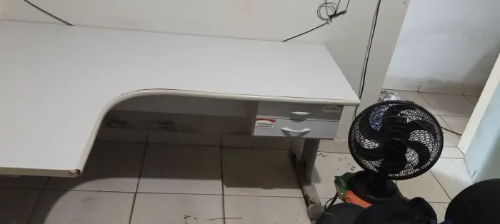 Mesa de escritório em L