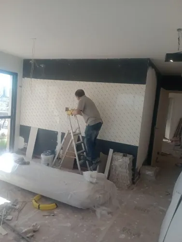 Precisa - se de Pintor , Ler Anuncio
