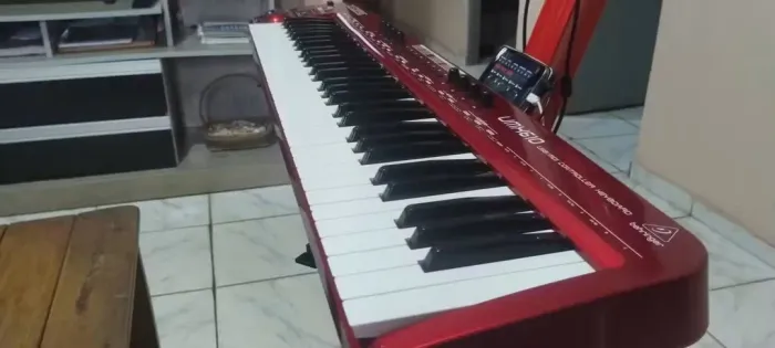 Controlador umx61 da Behringer