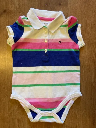 body polo tommy hilfiger 6 a 9 meses, menina