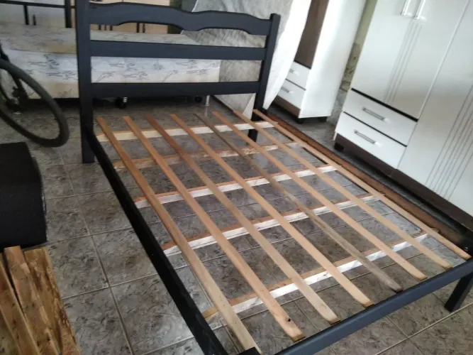 Cama de casal de madeira maciça 87