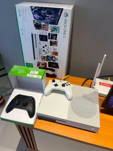 Xbox One S + 2 Controles Originais (1 Novo) - Excelente Estado