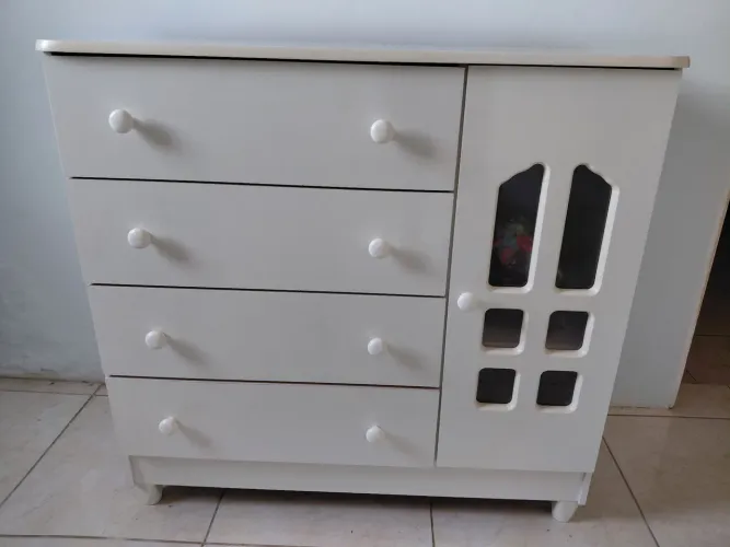 Cômoda Infantil com 1 porta e 4 gavetas