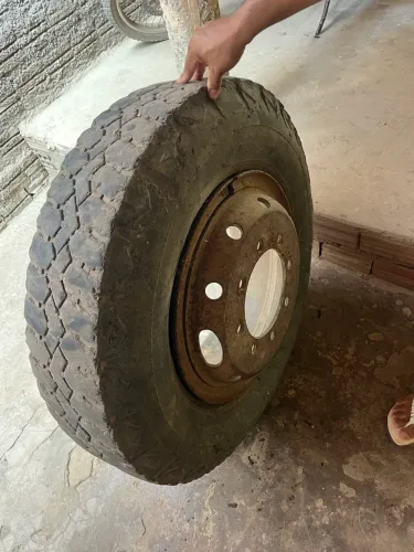 Peneu caminhão caçamba estrespe