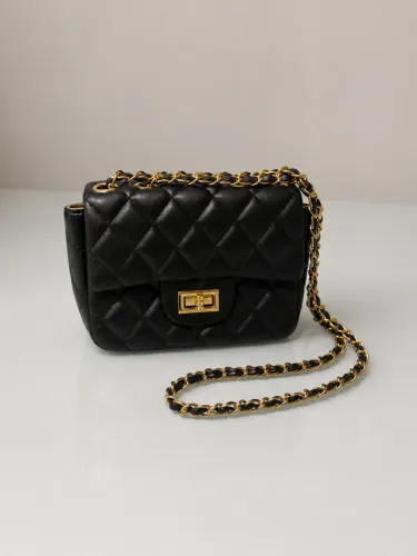 Bolsa Elegante matelassê preta com corrente dourada 