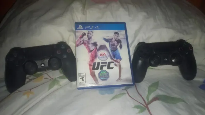 Controles e um jogo de ps4