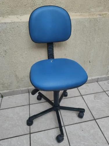 Cadeira Giratória com Rodinhas Azul Pequena em Courvin