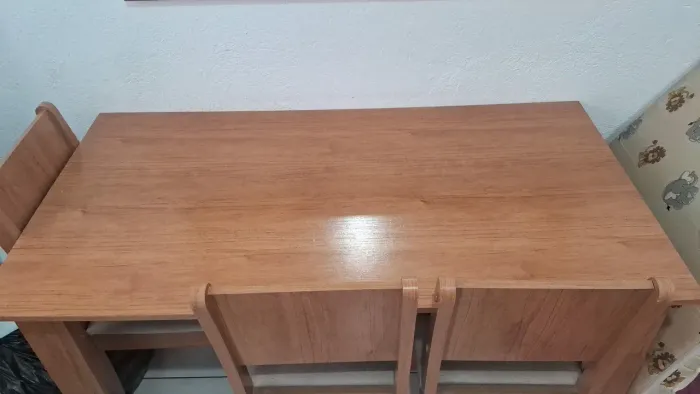 Vende-se mesa de madeira com 4 cadeiras